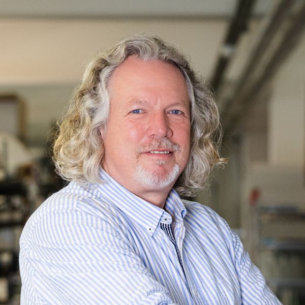 Technischer Einkäufer, Mann mit grauen Locken und blauem Hemd.