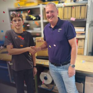 Ausbildungsstart 2025 bei der Franz Sieland GmbH: Geschäftsführer Stefan Haas begrüßt Azubi Michael (Fachkraft für Lagerlogistik).